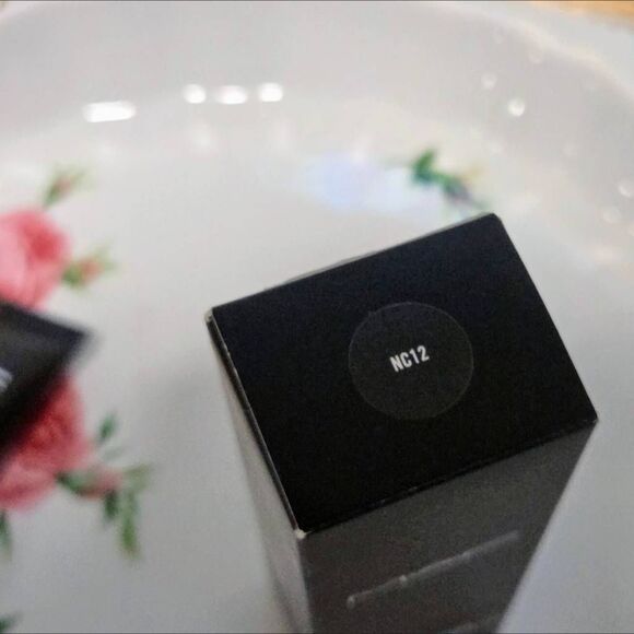 NIB MAC Pro Longwear Nourishing Waterproof Foundation – Shade NC12 – 0.84oz - Picture 4 of 5